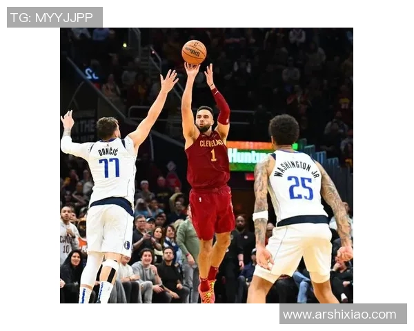 惠特摩尔超远三分飙进 东契奇侧翼三分回应