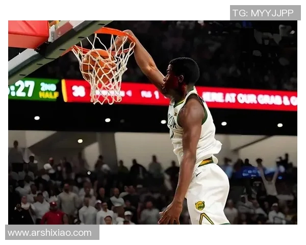 最佳新秀？埃奇库姆隔着人几乎是后仰空接砸进！三节轰25分！