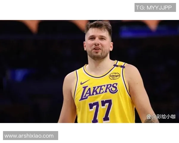 东契奇遭遇冲突细节曝光！斯罗德直奔更衣室，隔人出手，艾顿难以抵挡